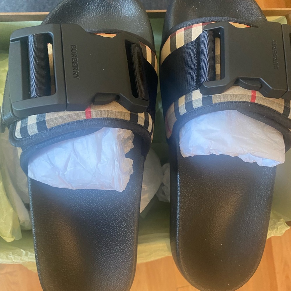 Men’s Size 7 Burberry Slides! New Season